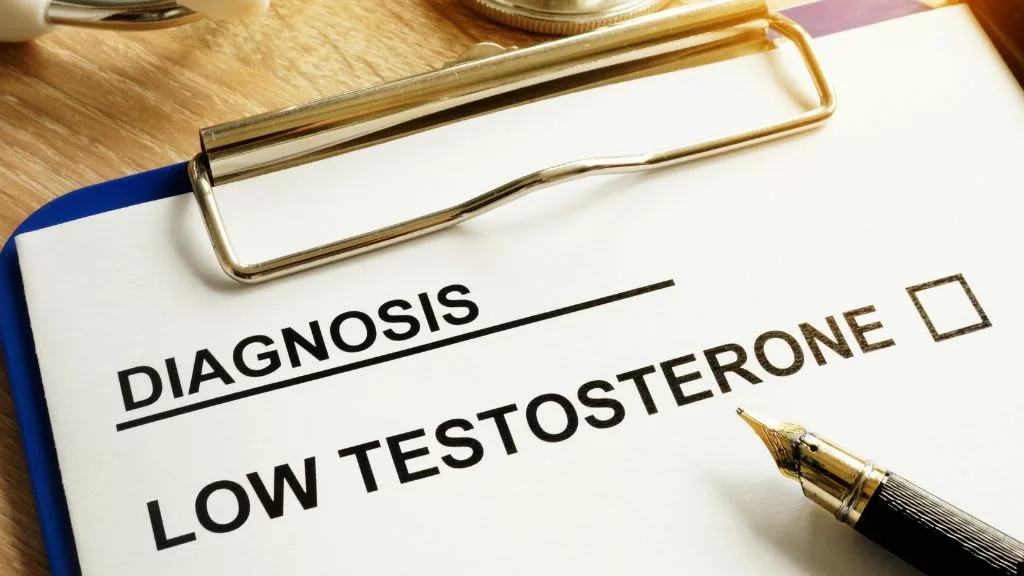 W gabinecie lekarskim znajduje się diagnoza podpisana "low testosterone" co oznacza "niski testosteron"