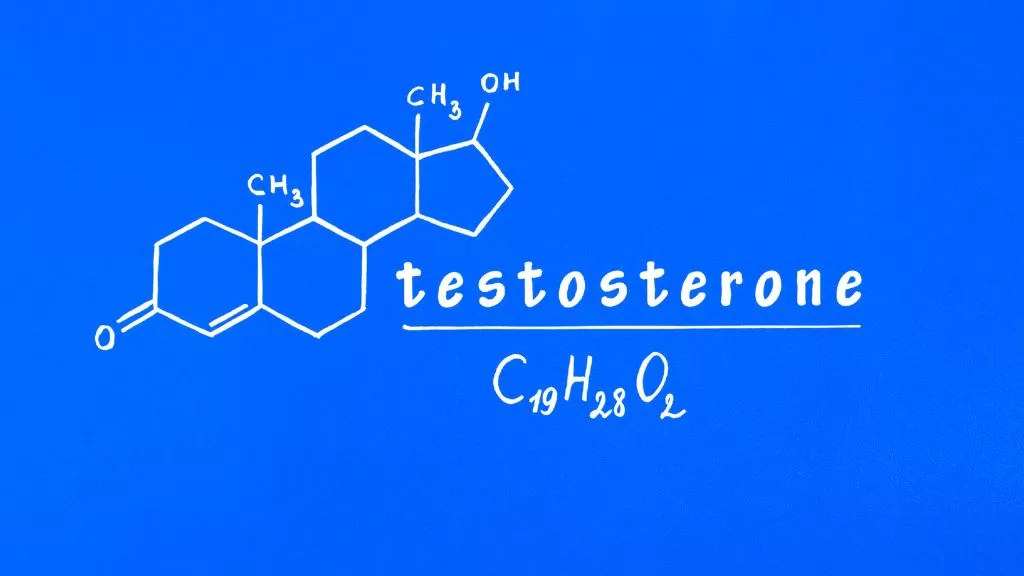 Wzór chemiczny testosteronu na niebieskim tle