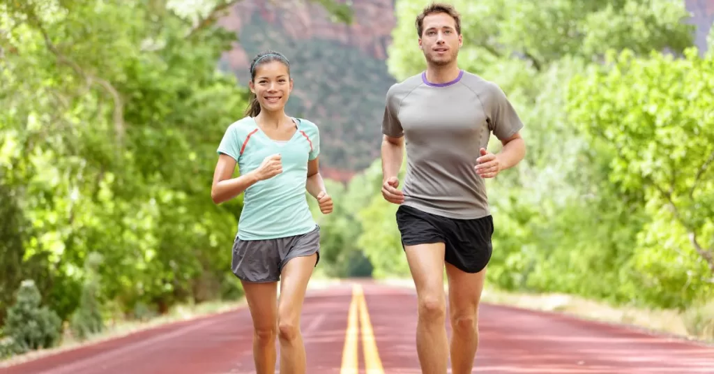 Mężczyzna i kobieta cieszą się wykonując trening cardio