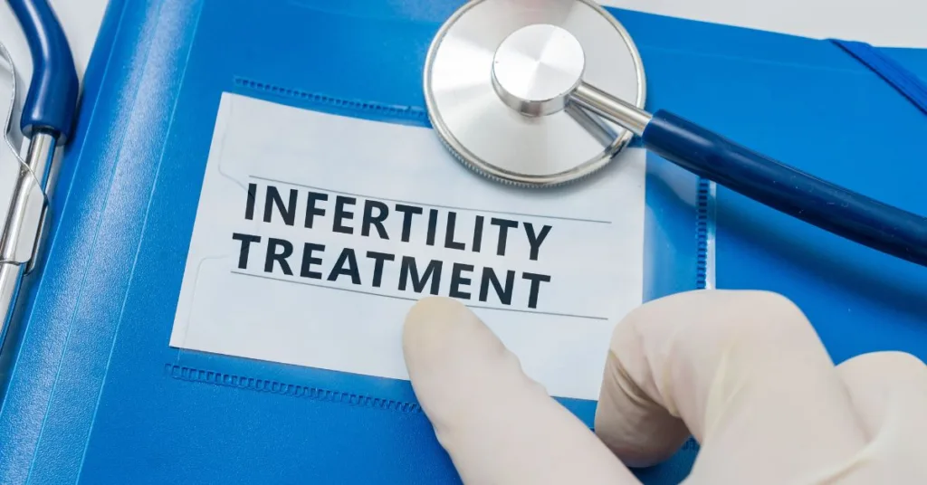 Lekarz wskazuje palcem na napis "infertility treatment" - nawiązujący do niepłodności niewiadomego pochodzenia u mężczyzn